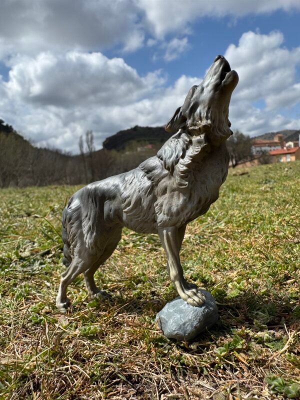 Réplica en miniatura de lobo aullando