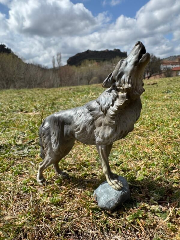 Réplica en miniatura de lobo aullando - Imagen 3